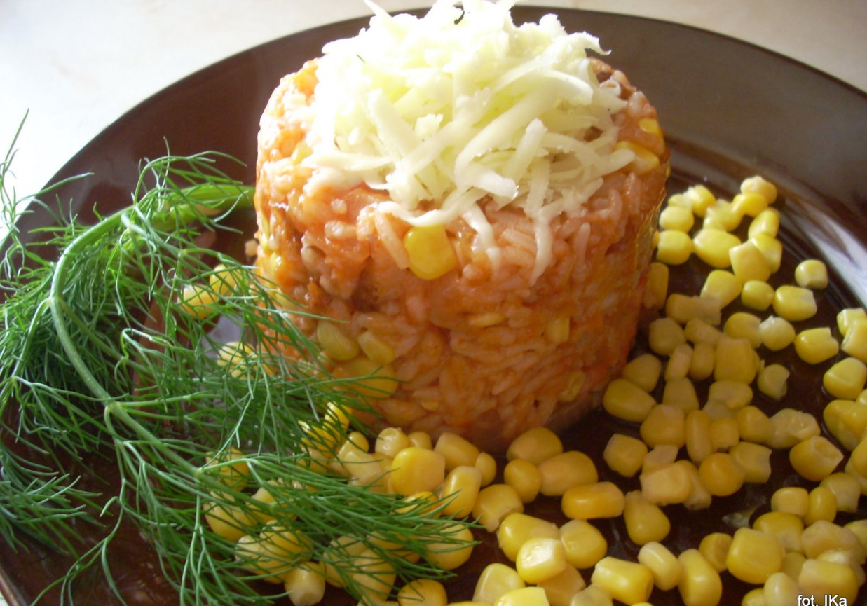 Ryż pomidorowy z kukurydzą i serem foto