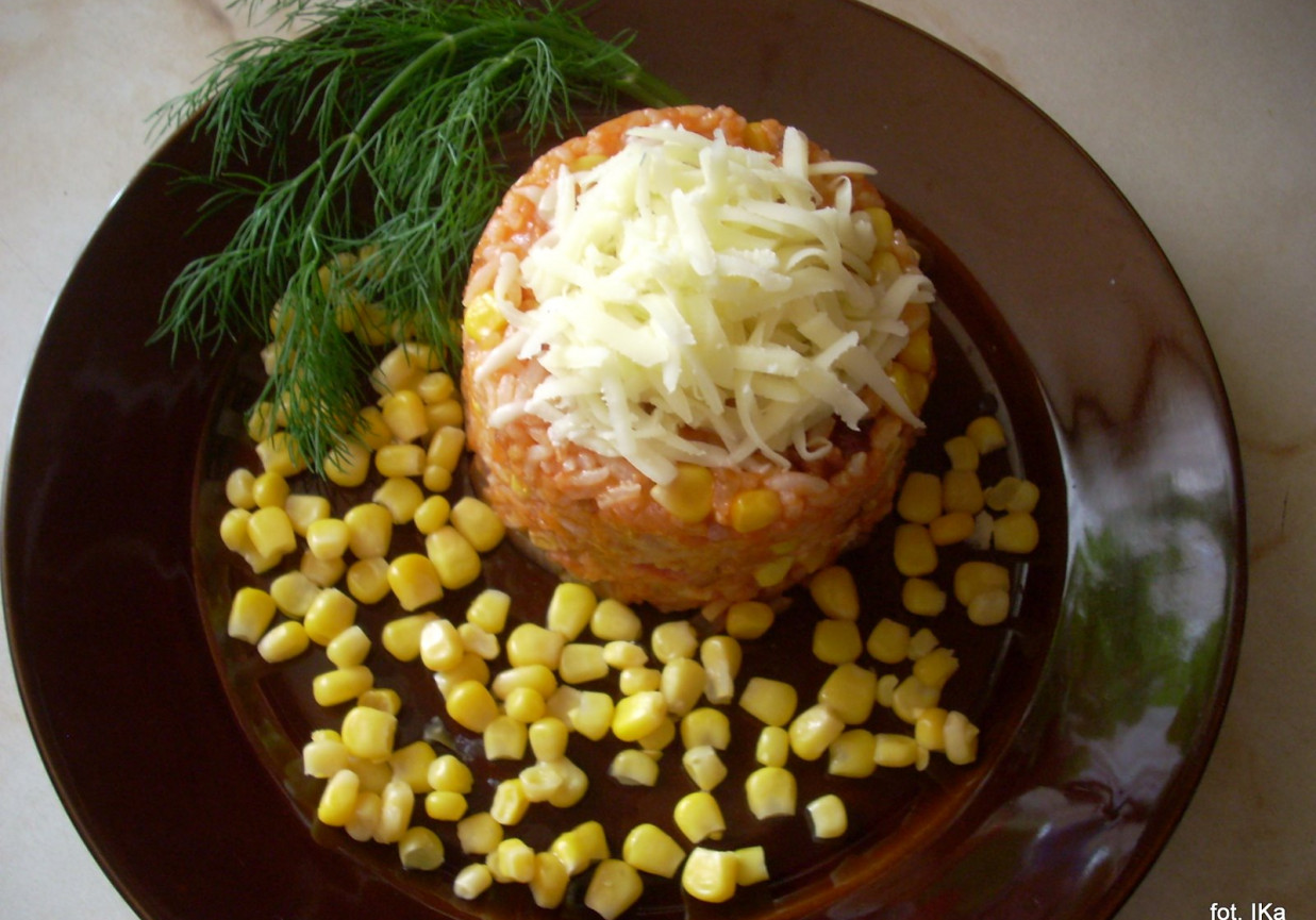 Ryż pomidorowy z kukurydzą i serem foto