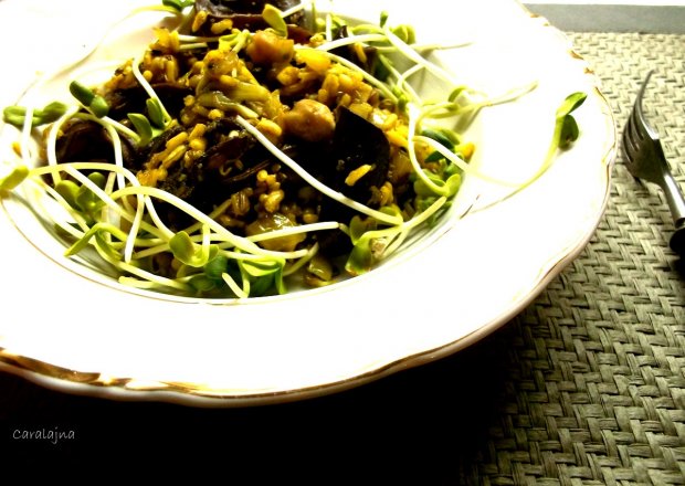 Fotografia przedstawiająca ryż smażony curry z grzybami mun i kiełkami
