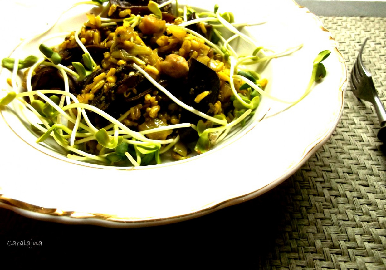 ryż smażony curry z grzybami mun i kiełkami foto