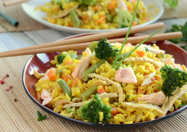 Fotografia przedstawiająca Ryż smażony po kantońsku z łososiem i warzywami