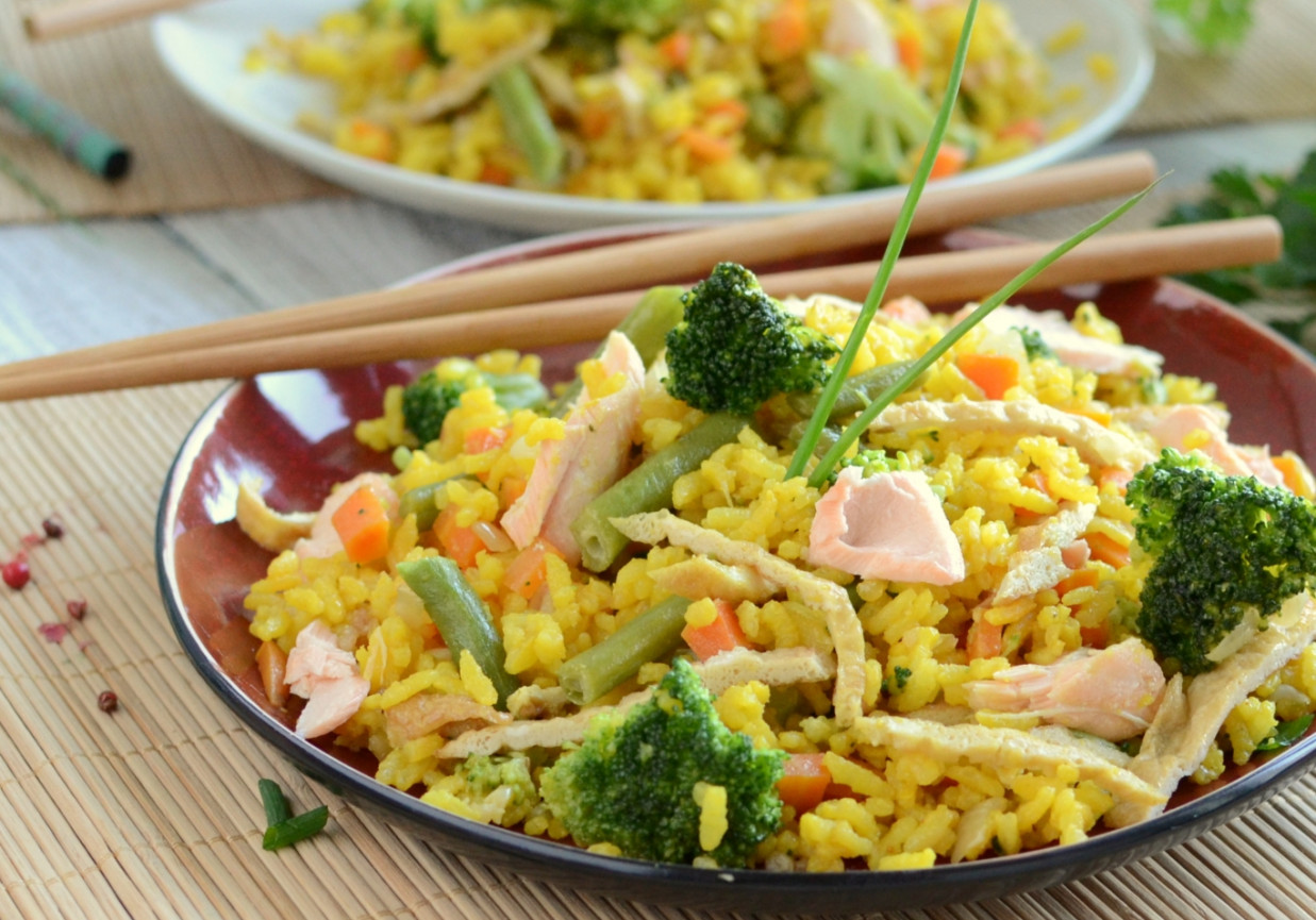 Ryż smażony po kantońsku z łososiem i warzywami  foto