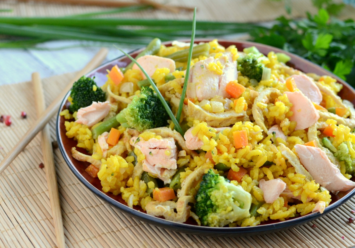 Ryż smażony po kantońsku z łososiem i warzywami  foto