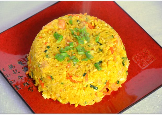 Fotografia przedstawiająca Ryż smażony z jajkiem i krewetkami