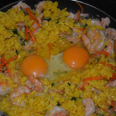Krok 3 - Ryż smażony z jajkiem i krewetkami foto