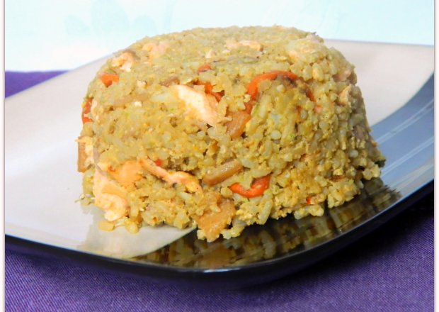 Fotografia przedstawiająca Ryż smażony z jajkiem i łososiem