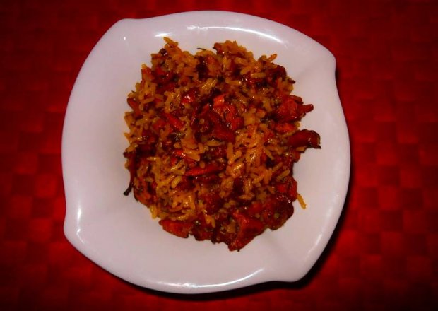 Fotografia przedstawiająca Ryż smażony z kurkami z tymiankowym akcentem.