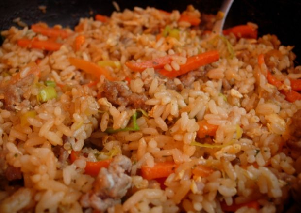 Fotografia przedstawiająca Ryż smażony z mięsem mielonym