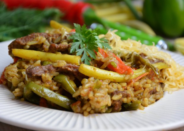 Fotografia przedstawiająca Ryż smażony z warzywami i wołowiną
