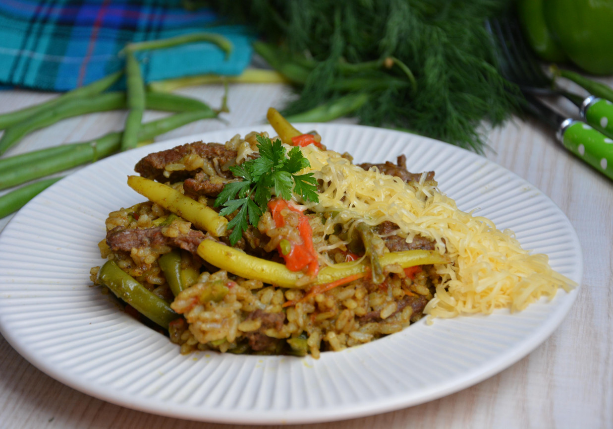 Ryż smażony z warzywami i wołowiną foto
