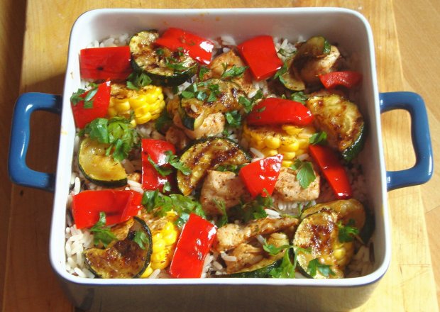 Fotografia przedstawiająca Ryż tricolore z grillowanym kurczakiem i warzywami posypany posiekaną natką pietruszki