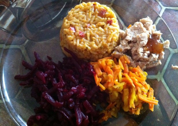 Fotografia przedstawiająca Ryż w indysjkim smaku z łososiem i warzywami