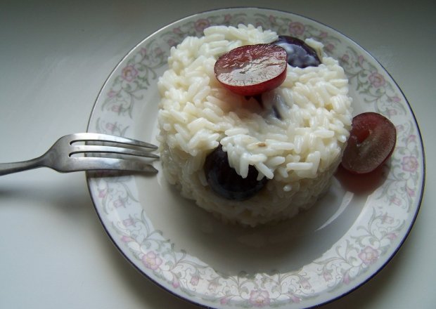 Fotografia przedstawiająca ryż w jogurcie z winogronem