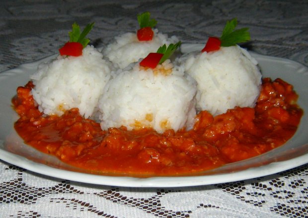 Fotografia przedstawiająca Ryż w sosie mięsnym