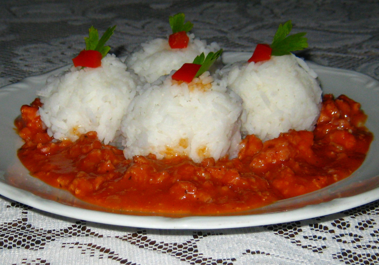 Ryż w sosie mięsnym foto