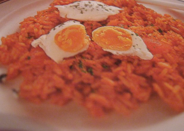 Fotografia przedstawiająca Ryż w sosie pomidorowym z jajkami