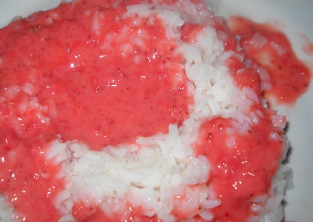 Fotografia przedstawiająca Ryż w sosie truskawkowo-poziomkowym