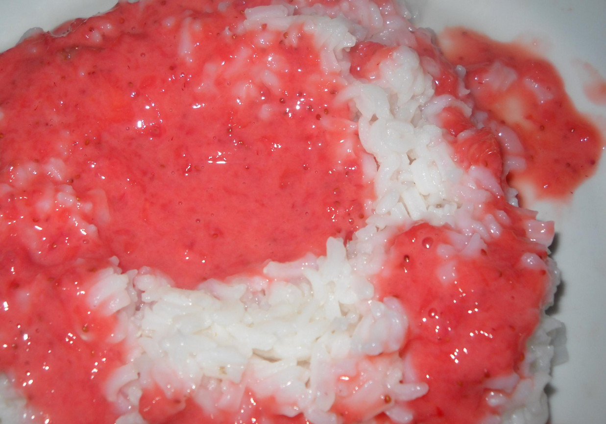 Ryż w sosie truskawkowo-poziomkowym foto