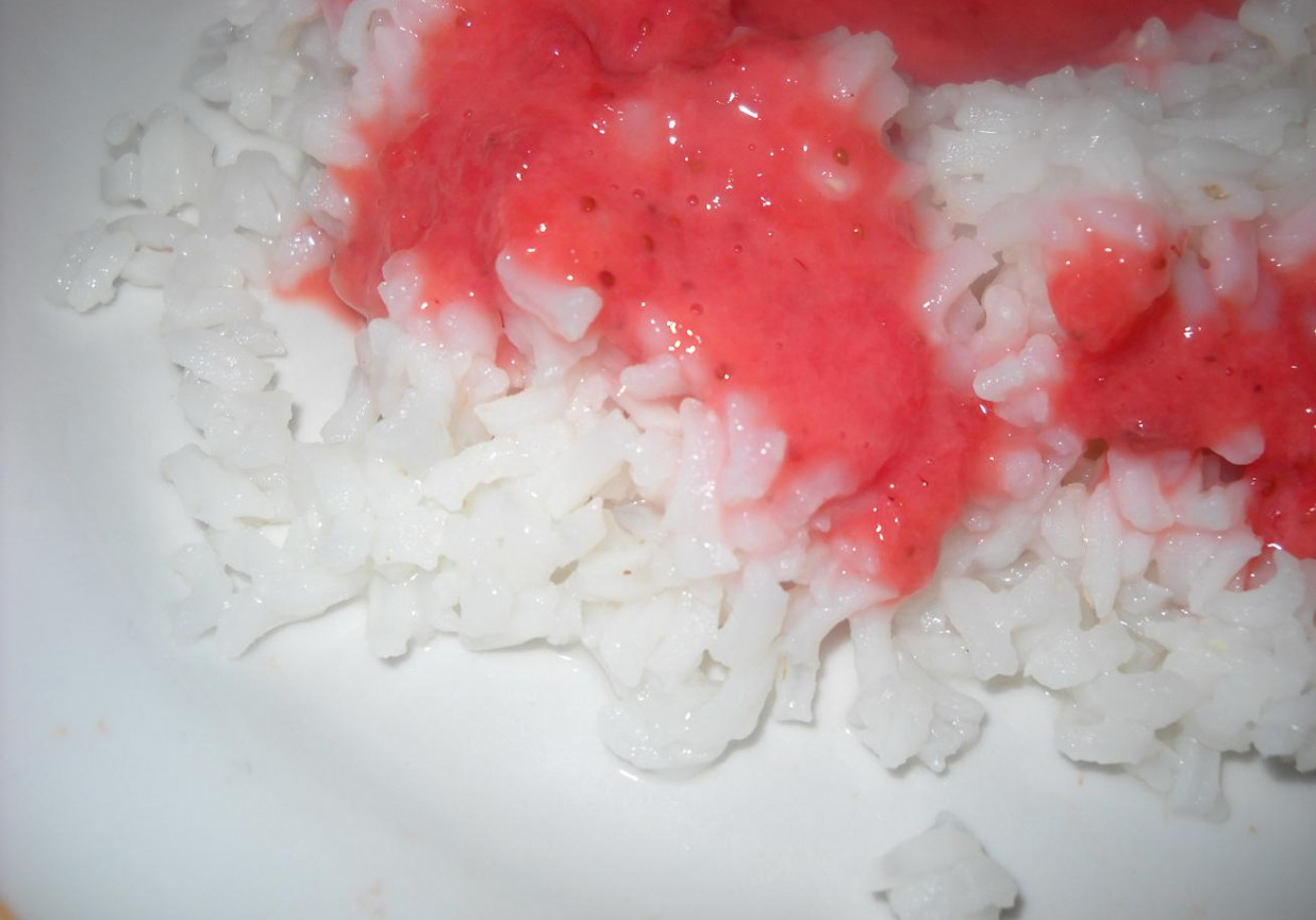 Ryż w sosie truskawkowo-poziomkowym foto