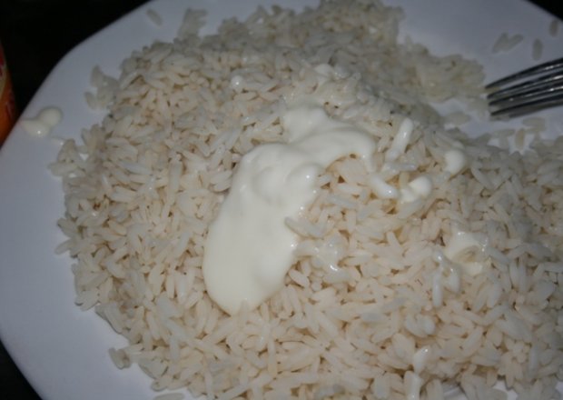 Fotografia przedstawiająca ryż z bitą śmietaną