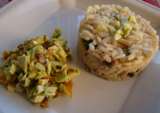 Fotografia przedstawiająca Ryż z borowikami podany z salsą z awokado i pieczonych warzyw