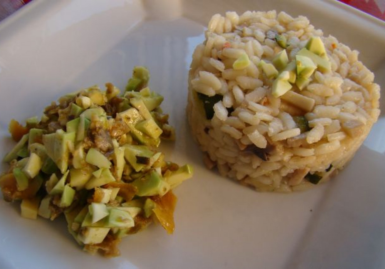 Ryż z borowikami podany z salsą z awokado i pieczonych warzyw foto