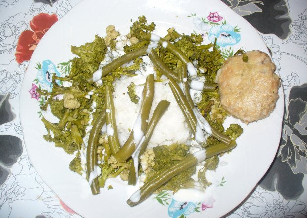 Fotografia przedstawiająca Ryż z brokułem i fasolką szparagową