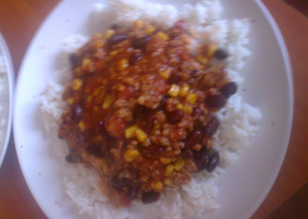 Fotografia przedstawiająca ryż z chilli con carne