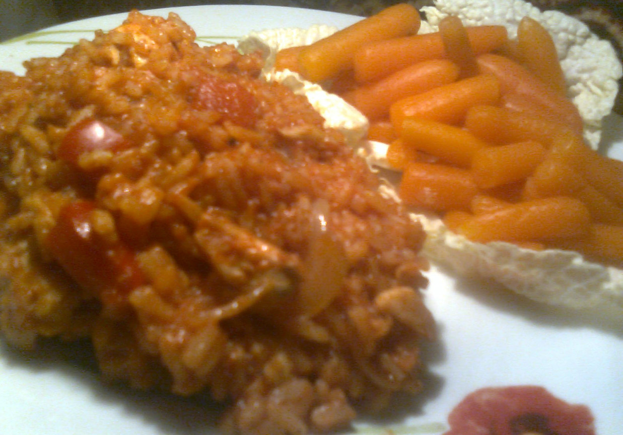 Ryż z curry, cebulą i filetem z kurczaka foto