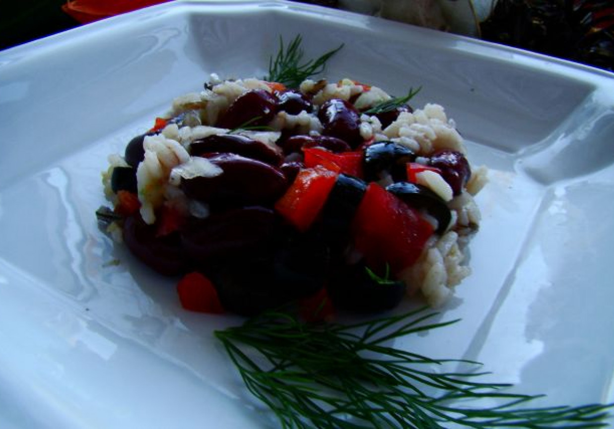 Ryż z czarnymi oliwkami i czerwona fasolą foto