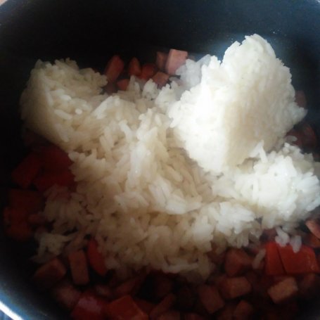 Krok 2 - Ryż z grillowaną kiełbaską i papryką  foto