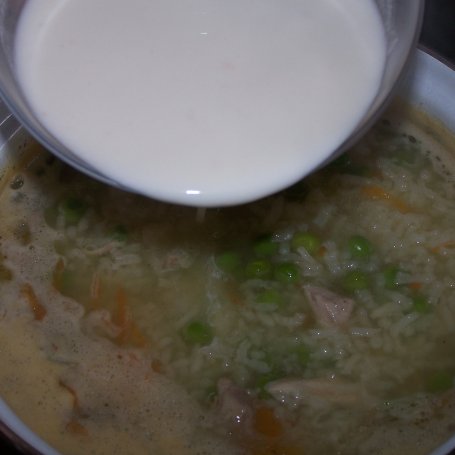 Krok 4 - Ryż z groszkiem, czyli zupa na kości schabowej :) foto