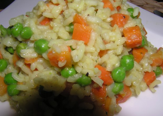Fotografia przedstawiająca Ryż z groszkiem i marchewką