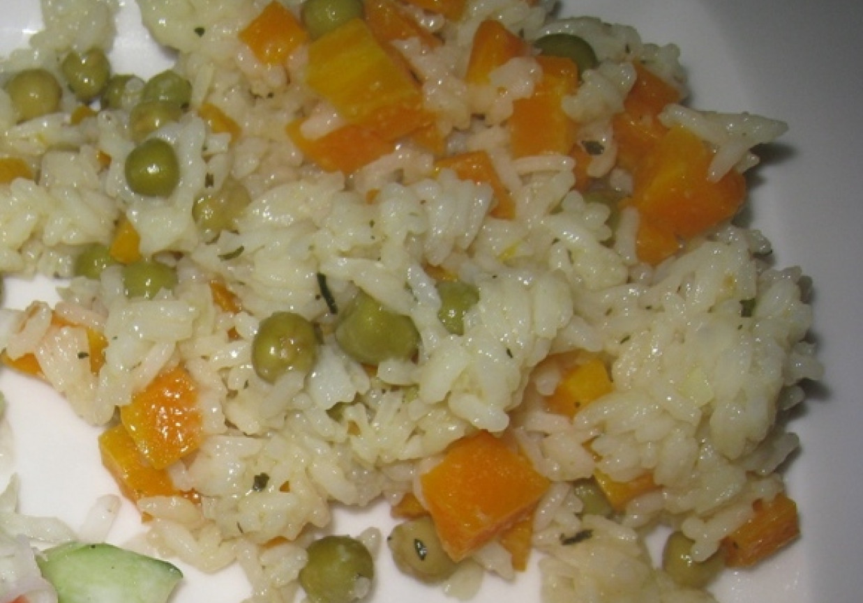Ryż z groszkiem i marchewką foto
