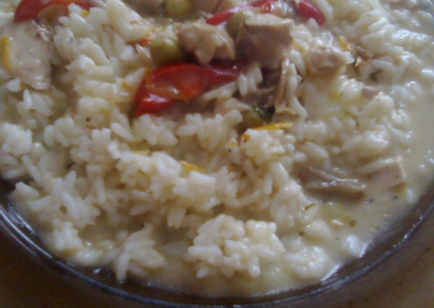 Fotografia przedstawiająca ryż z gulaszem tajskim