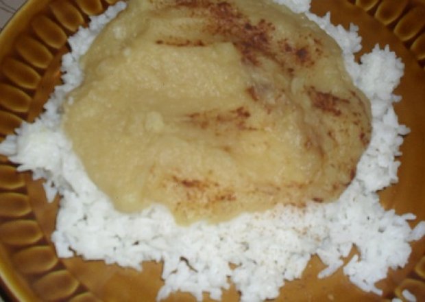Fotografia przedstawiająca Ryż z jabłakmi na gorąco