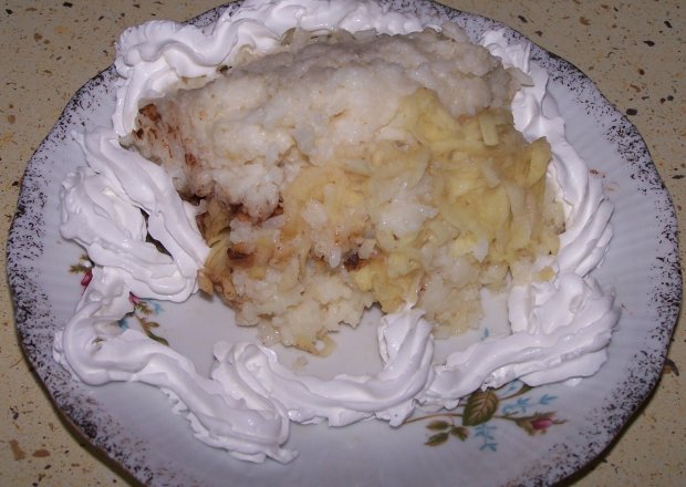 Fotografia przedstawiająca Ryż z jabłkami i bitą śmietaną