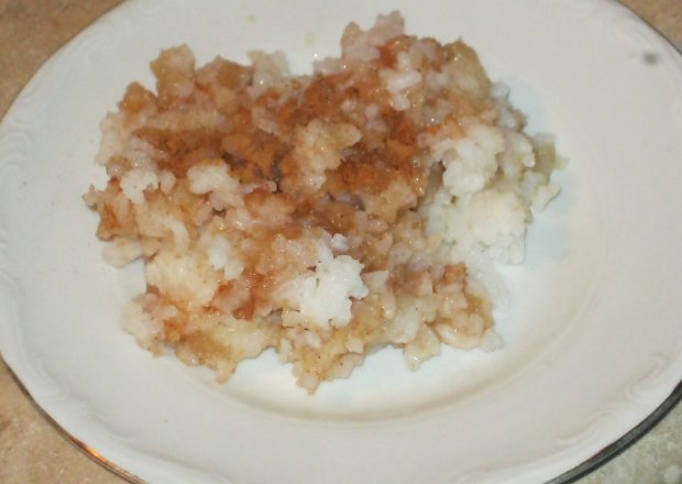 Fotografia przedstawiająca ryż z jabłkami po studencku