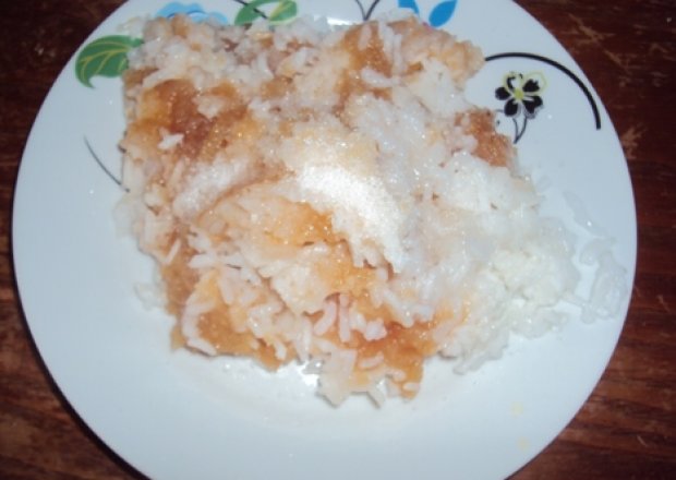 Fotografia przedstawiająca ryż z jabłkami