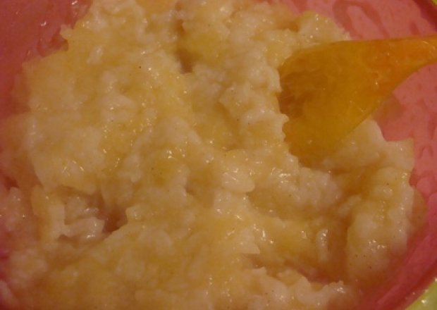 Fotografia przedstawiająca ryż z jabłkiem gruszką i cynamonem
