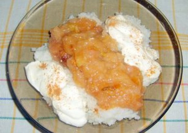 Fotografia przedstawiająca ryż z jabłkiem i śmietaną