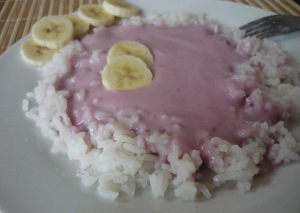 Fotografia przedstawiająca Ryż z jogurtem i bananami