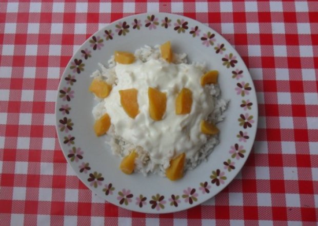 Fotografia przedstawiająca Ryż z jogurtem i brzoskwiniami