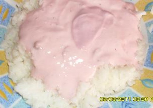 Fotografia przedstawiająca Ryż z jogurtem truskawkowym