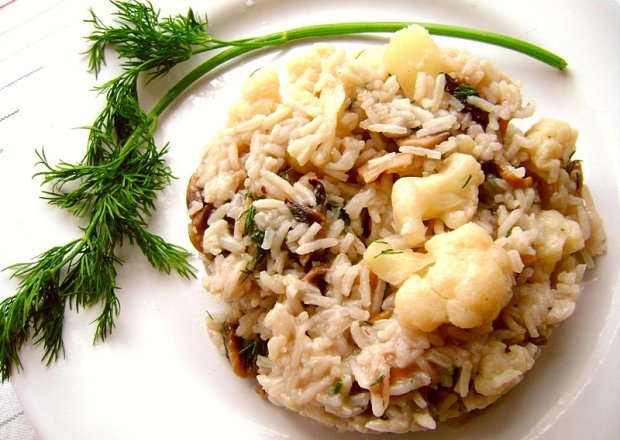 Fotografia przedstawiająca Ryż z kalafiorem i pieczarkami