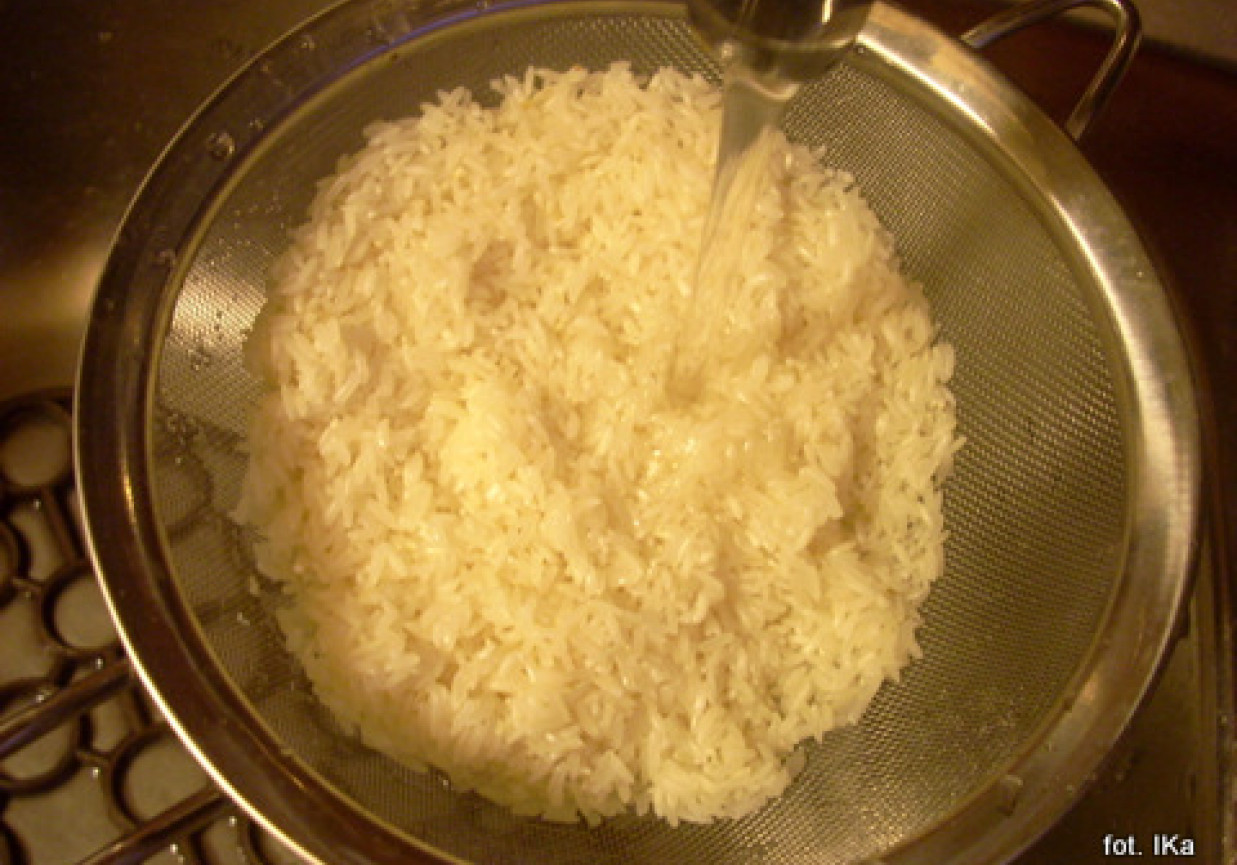 Ryż z kiełbasą i groszkiem foto