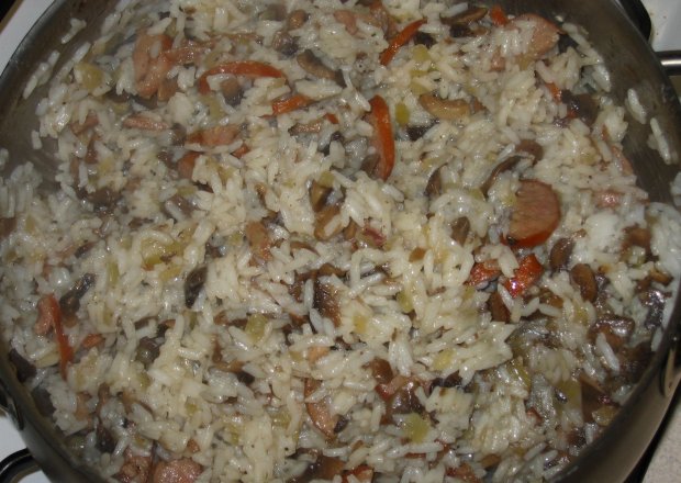 Fotografia przedstawiająca Ryż z kiełbasą i pieczarkami