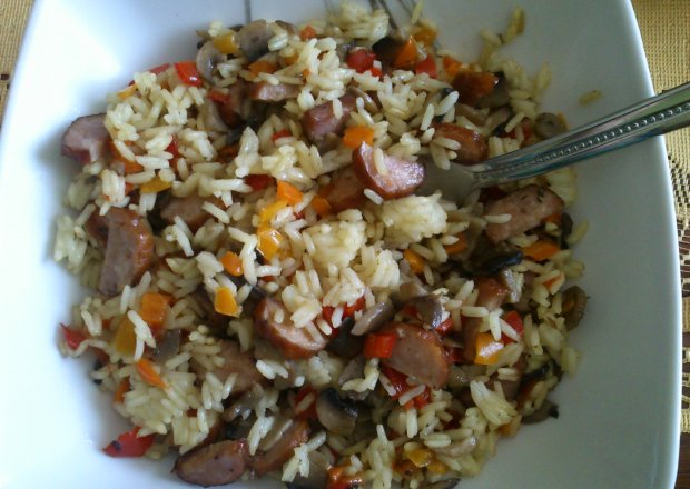 Fotografia przedstawiająca Ryż z kiełbasą i warzywami
