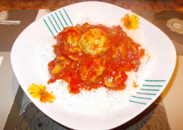 Fotografia przedstawiająca Ryż z klopsikami w sosie warzywnym.