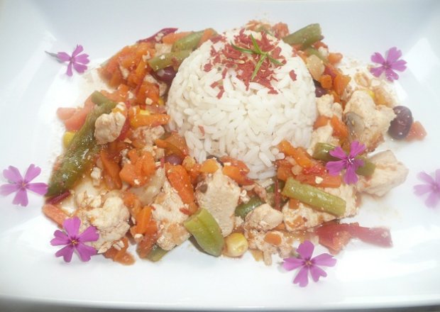 Fotografia przedstawiająca Ryż z kolorowymi warzywami